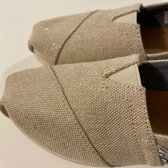 Toms Loafers -Light Creme Shimmer Brand New Size 6 - Picture 2 of 10